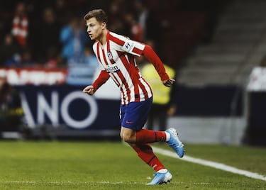 Extremo de muchísima calidad. Debutó el 4 de enero de 2020 antes de cumplir los 18 años, es del 2002, contra el Levante y posteriormente salió cedido al Tenerife y Real Sociedad B.
En verano de 2024 firmó por el Valencia que lo cedió en enero al Elche. Tras ascender con el equipo ilicitano, se hizo efectiva la opción de compra que tenían.