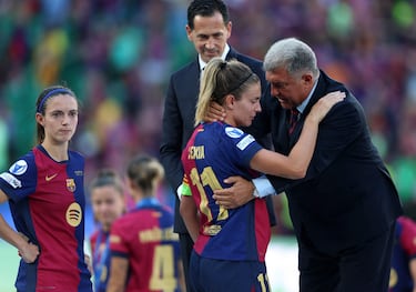 Joan Laporta, presidente del Barcelona, consuela a Alexia Putellas momentos antes de recibir la medalla de subcampeonas de la Champions League.