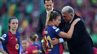 Joan Laporta, presidente del Barcelona, consuela a Alexia Putellas momentos antes de recibir la medalla de subcampeonas de la Champions League.