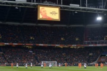 Holanda homenajeó a Cruyff.