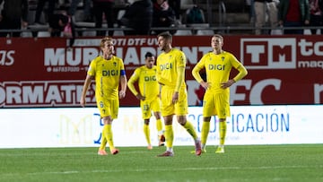 Varios jugadores del Cádiz CF en el Enrique Roca de Murcia.