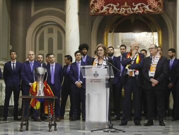 El Valencia Basket en el ayuntamiento.
La concejala de deportes Maite Girau.