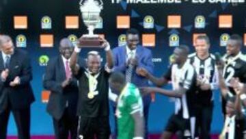 Los jugadores del Mazembe alzan la copa que les acredita como campeones de la Supercopa de &Aacute;frica