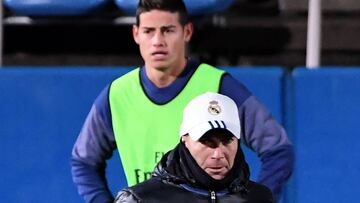 Real Madrid&#039;s head coach Zinedine Zidane (front) walks before midfielder James Rodriguez (rear) during a training session at Mitsuzawa stadium in Yokohama on December 16, 2016, ahead of their Club World Cup football final match against Kashima Antlers of Japan on December 18. / AFP PHOTO / TOSHIFUMI KITAMURA