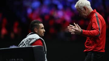 John Mcenroe, da indicaciones a Nick Kyrgios durante un descanso del partido que le midi&oacute; a Roger Federer en la Laver Cup.