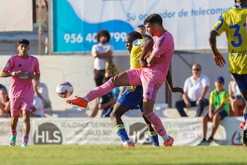 Etta Eyong disputa un balón frente a un futbolista del Recreativo de Huelva.