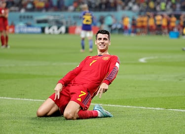 Debutó con la selección absoluta, el 15 de noviembre de 2014,  en un partido de clasificación para la Eurocopa 2016 contra Bielorrusia. Ha participado en la Eurocopa 2016, 2020, Mundial de 2022 y la Liga de Naciones 2023.