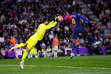 El portero del Valladolid, André Ferreira y Ronald Araujo disputan el balón durante el partido de la Liga española entre el Valladolid y el FC Barcelona en el estadio José Zorrilla.