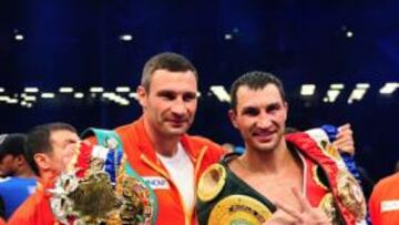 <b>REYES Y HERMANOS. </b>Vitali y Wladimir, los campeones del pesado.