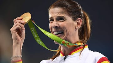 Ruth Beitia posa con la medalla de oro de campeona de salto de altura en los Juegos Olímpicos de Río 2016.