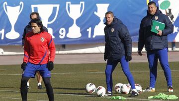 Simeone y el Mono Burgos dirigen su primer entrenamiento con el Atlético.
