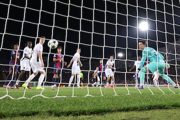 3-0. Pedri lanza una falta en la línea de fondo del lateral derecho e Íñigo Martínez, con un poderoso salto, remata de cabeza al palo izquierdo del guardameta austriaco, Marvin Keller, y anota el tercer gol azulgrana el minuto 36 de partido.