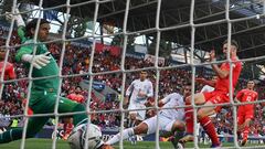 Sarabia remata a gol y Sommer no puede hacer nada para evitar el 0-1.