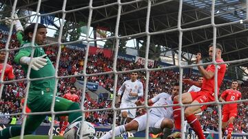 Sarabia remata a gol y Sommer no puede hacer nada para evitar el 0-1.