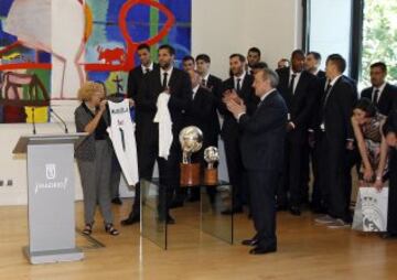 Visita del Real Madrid a las sedes del Ayuntamiento y la Comunidad