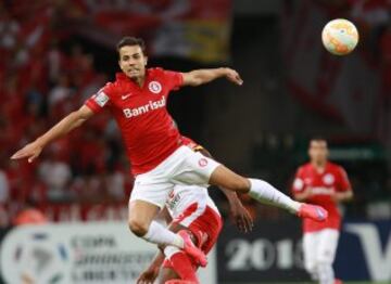 Inter de Porto Alegre sufrió y mucho para derrotar a Santa Fe. Charles Aránguiz fue clave en la mitad de la cancha.