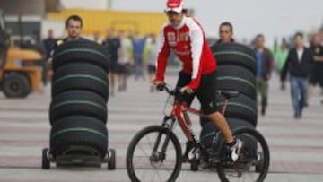 Fernando Alonso reconoce un circuito en bicicleta, una de sus pasiones.