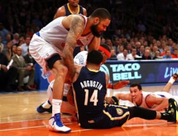 Tyson Chandler de los Knicks de Nueva York lucha por el balón contra el DJ Augustin de los Pacers de Indiana en el quinto partido de las semifinales de la Conferencia Este de la NBA Playoffs 2013 en el Madison Square Garden