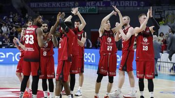 Los jugadores del Casademont Zaragoza saludan a la afición tras un partido de la Liga Endesa