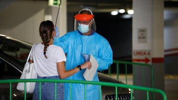 GRAFAND381. CÓRDOBA, 17/07/2020.- Personal sanitario hace la prueba PCR a uno de los jóvenes asistentes a la fiesta celebrada en un local situado en el centro de Córdoba la noche del viernes 10 de julio y madrugada del sábado al haber habido un brote de contagios de coronavirus, el alcalde de Córdoba, José María Bellido (PP), ha pedido en un bando a los asistentes a dicha fiesta que acudan al centro AutoCOVID, ubicado en el Centro de Salud Carlos Castilla del Pino.EFE/Salas