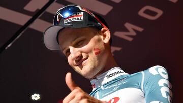 EPA2120. CALTAGIRONE (ITALIA), 08/05/2018.- El ciclista belga del equipo Lotto-Fix All, Tim Wellens, celebra en el podio la victoria conseguida en la cuarta etapa del Giro de Italia, 198 kilómetros entra las localidades de Catania y Caltagirone, It
