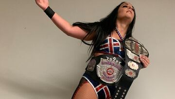 Deonna Purrazzo festeja con el campeonato Reina de Reinas y el Knockouts Championship