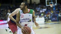 Adam Hanga, alero del Baskonia, durante un partido contra el Barcelona de la temporada 2016-17.