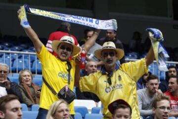 Comienzo del partido entre el Real Madrid y Las Palmas en el Santiago Bernabeu. Aficionados.