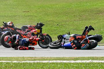 Monster Energy Yamaha MotoGP's French rider Fabio Quartararo (L) and Red Bull KTM Factory's South African rider Brad Binder (R) fall after a collision during the MotoGP Malaysian Grand Prix at the Sepang International Circuit in Sepang on November 3, 2024. (Photo by MOHD RASFAN / AFP)