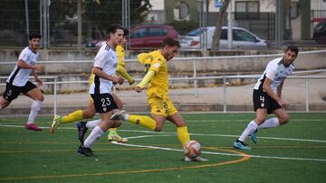 Sarmiento intenta el remate a portería durante el encuentro que enfrentó a la AD Alcorcón B y al RCD Carabanchel (2-0), correspondiente a la Jornada 15 en el Grupo 7 de Tercera División RFEF, disputado en el Anexo de Santo Domi