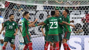 Mexico's defender Luis Romo (2nd R) celebrates scoring his team's second goal with teammates during the Concacaf 2023 Gold Cup Group B football match between Mexico and Honduras at the NRG Stadium in Houston, Texas on June 25, 2023. (Photo by Mark Felix / AFP)