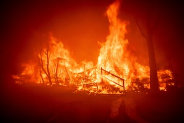 El incendio de Palisades quema una estructura en el vecindario de Pacific Palisades en Los ?ngeles.