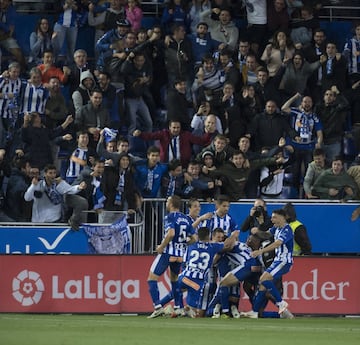 Los jugadores celebran el 1-0 de Manu García. 