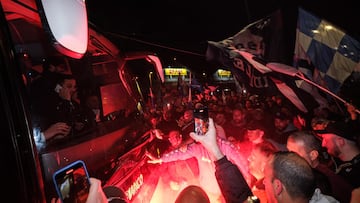 Napoli (Italy), 24/04/2023.- Napoli's supporters celebrate the return of the team outside Capodichino Airport in Naples, Italy, early 24 April 2023. Napoli won their Serie A match against Juventus the previous evening. (Italia, Nápoles) EFE/EPA/CESARE ABBATE