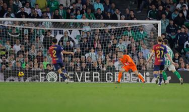 El delantero hispano-senegalés del Betis, Assane Diao, marca el 2-2 al FC Barcelona. 