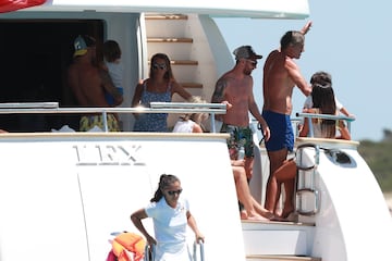 Messi and Suárez enjoy Ibiza holiday with family