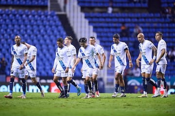 Jugadores del Puebla durante el partido contra FC Juárez en el Estadio Cuauhtémoc.