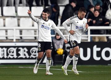 No había mejor manera de estrenar su cuenta goleadora en Segunda, que con un tanto de espuela. Ander Martín tiró de recurso al recoger un balón dentro del área de espaldas y no se lo pensó dos veces para rematar de tacón.