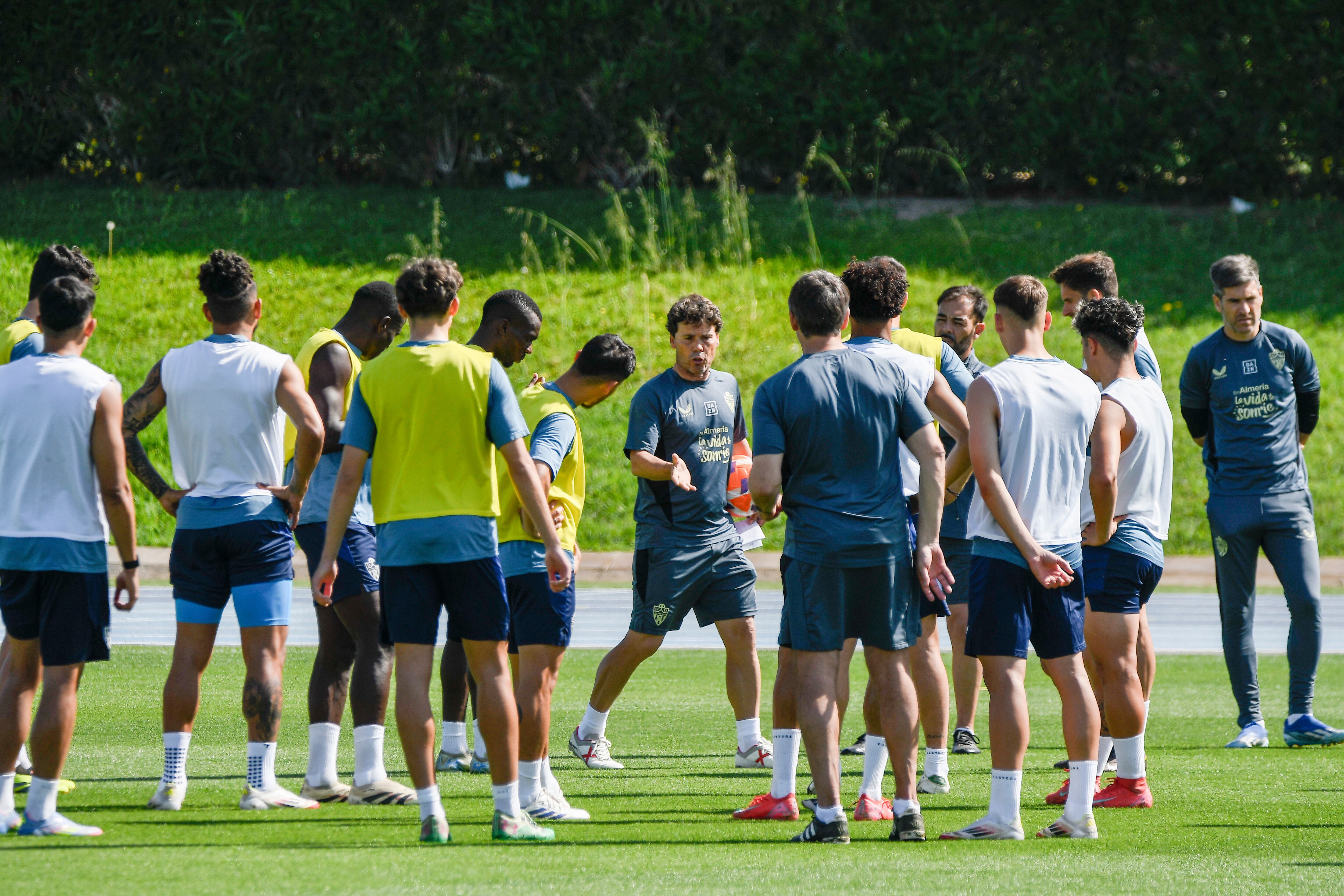 Entrenamiento del Almería con Rubi al frente.