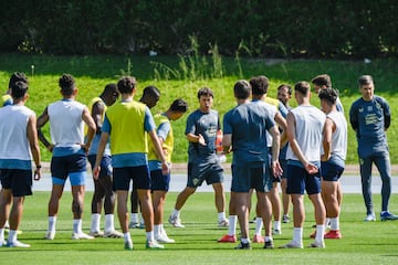 Entrenamiento del Almería con Rubi al frente.