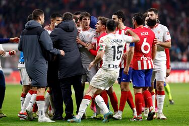Hernández Hernández pitó el final del encuentro, pero las rencillas entre los jugadores de los dos equipos todavía estaban vivas. Una colleja de Yuri Berchiche a Koke lo originó todo. Tras ello De Paul reaccionó y el defensor del Athletic le denominó "bocachancla". Posteriormente jugadores de ambos conjuntos se unieron a la tangana, incluido Simeone que se encaró con algunos jugadores del conjunto vasco.