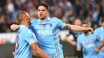 Bartra se abraza con Victor Hugo en el partido del pasado fin de semana del Trabzonspor. (Getty)