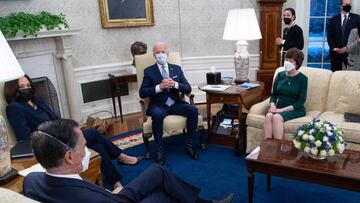 Joe Biden y Kamala Harris se re&uacute;nen con senadores republicanos en la Oficina Ovalen la Casa Blanca en Washington, DC. Feb.1, 2021. 