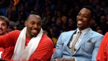 Dwight Howard bromea con Joey Dorsey.