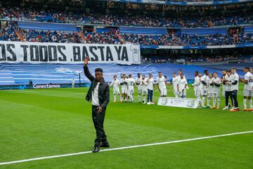 Vinicius Jr. en el terreno de juego agradeciendo el acto con motivo de los casos de racismo ocurridos en el partido anterior ante el Valencia.