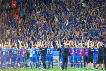 La Eurocopa 2016 nos dejó muchos momentos para la historia, uno de ellos fue la emocionante simbiosis de los islandeses entre afición y equipo.