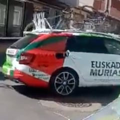 Brutal accidente del coche del Euskadi-Murias contra una pared en el centro de Torrevieja