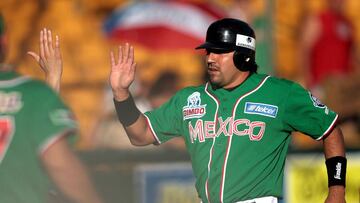 Vinicio Castilla duramnte un partido con la Selección Mexicana de Beisbol