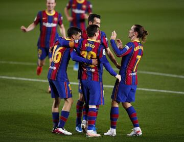 2-1. Los jugadores del Barcelona celebraron el segundo gol que marcó Sofian Chakla en propia puerta.