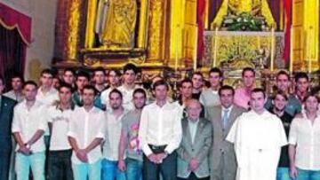 <b>OFRENDA. </b>La plantilla albiazul posa después de realizar la ofrenda floral a la Virgen de la Cinta.